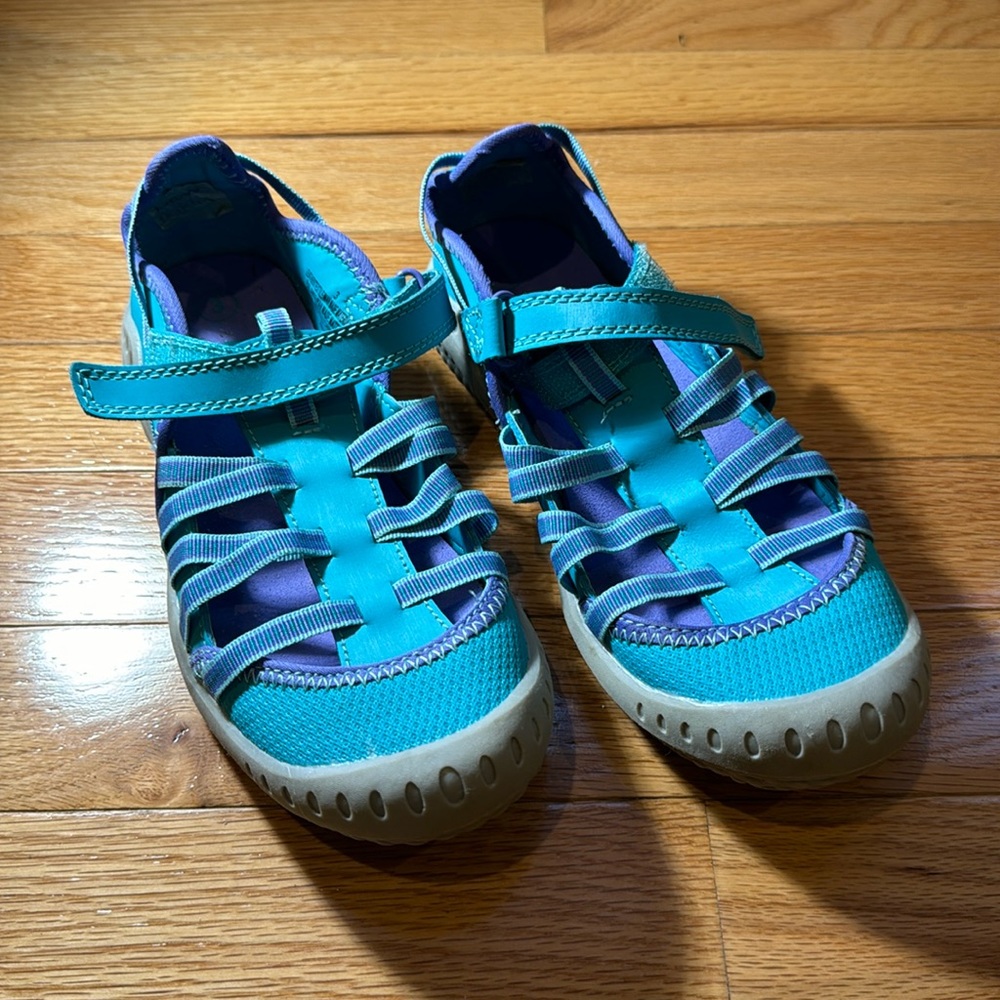Girls closed-toe sandals, size 3